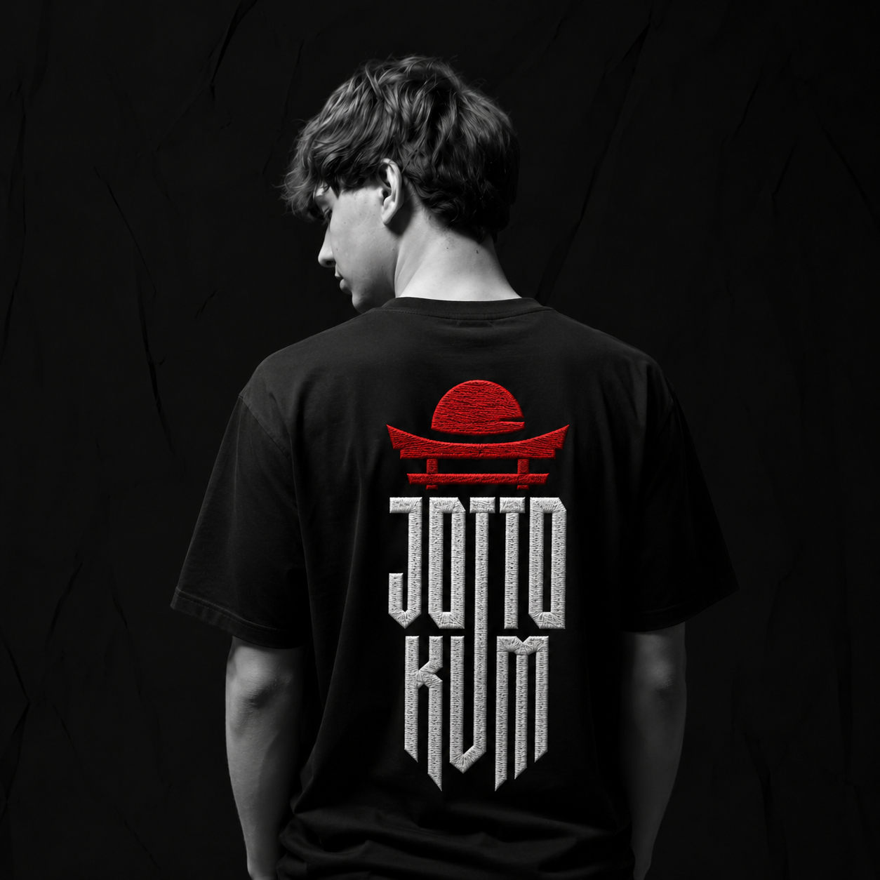 Jottokum со спины в фирменной одежде